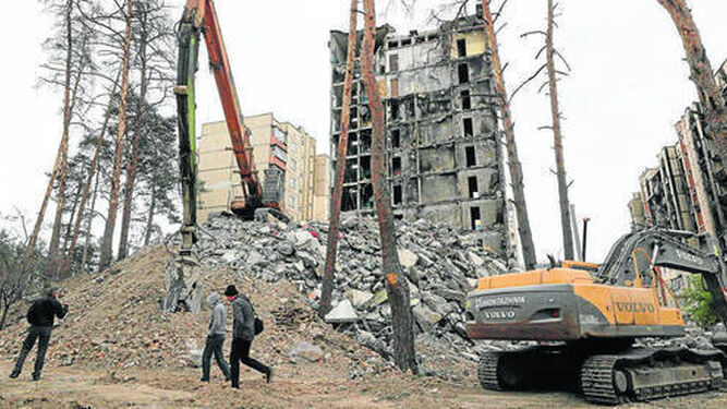 Varias personas pasan ante un edificio destruido en Irpin, cerca de Kiev.