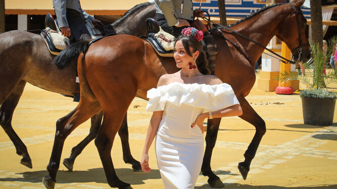 Mujer vestida de gitana en el Real de la Feria de Jerez.