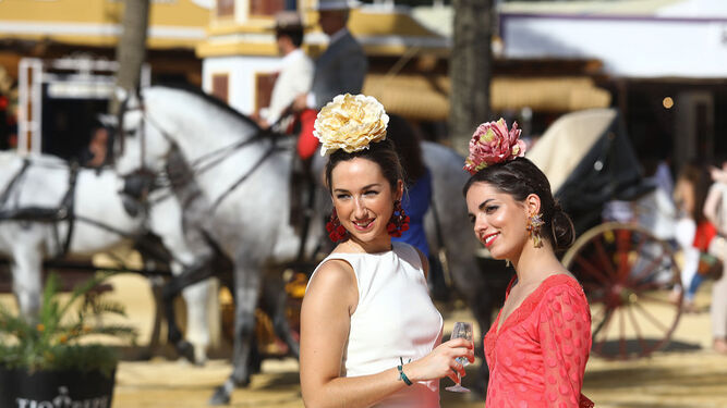 Mujeres vestidas de gitana en la Feria de Jerez.