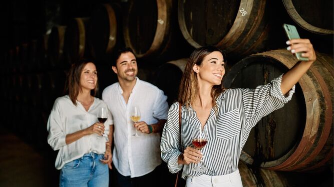 Visitas a las bodegas en una imagen promocional de la Ruta del Vino y el Brandy del Marco de Jerez.