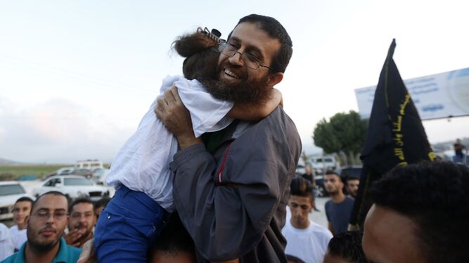 Imagen de julio de 2015 del palestino Khader Adnan con su hija.