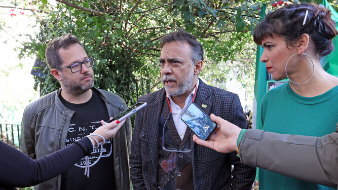 Carlos Fernández, en el centro de la imagen, junto a José Ignacio García y Teresa Rodríguez.