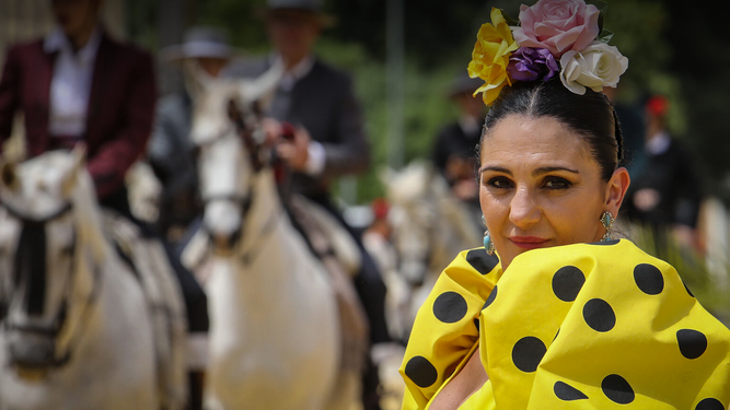 Mujer vestida de gitana en la Feria del Caballo de Jerez.