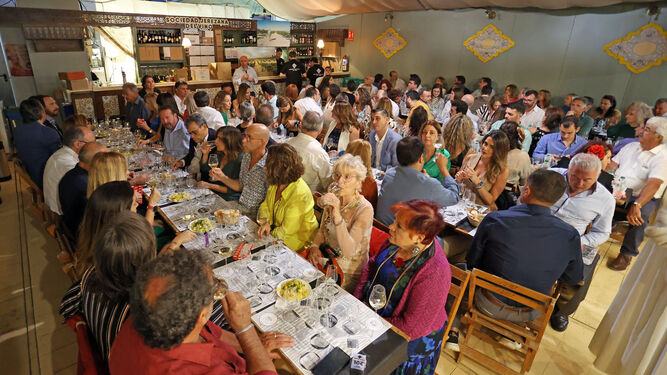 La Sociedad Jerezana del Vino inauguró el pasado viernes su caseta por segundo año consecutivo con una cata de vinos de Jerez para cien personas.