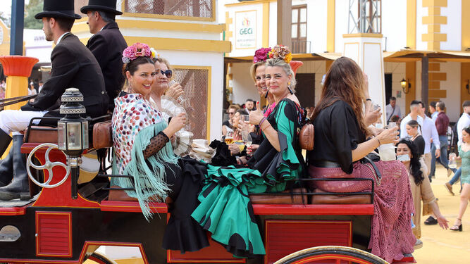 Mujeres en coche de caaballos en la Feria de Jerez.