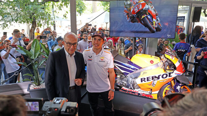 Marc Márquez, junto a Carmelo Espeleta en la inauguración del Garage 93 en Jerez.