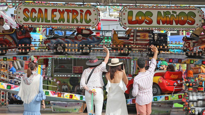 Una imagen de archivo de adultos en la zona de las atracciones de la Feria de Jerez.