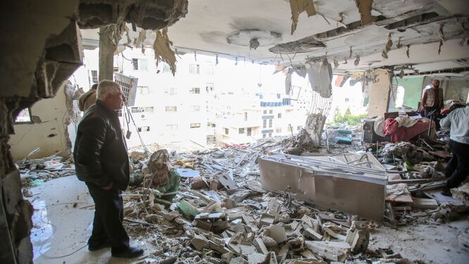 Palestinos revisan los daños provocados en un edificio de Ciudad de Gaza.