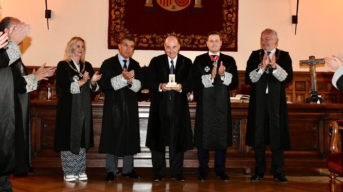 Miquel Roca i Junyent (en el centro) recibe el I Premio Procura Andaluza.