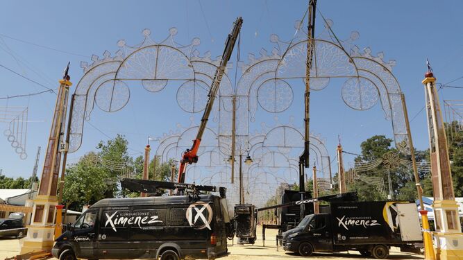 Operarios de Iluminaciones Ximénez arreglando el pórtico de luz de la Feria de Jerez derribado por un camión