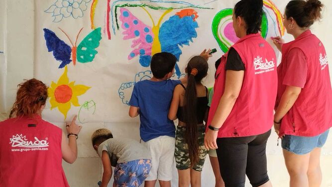 Varios menores participando en el Aula Matinal del Campamento de Feriantes de la Feria de Jerez