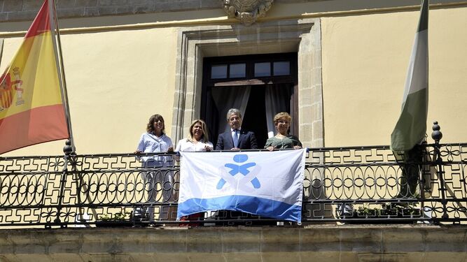 Bandera en el Ayuntamiento de Jerez por el Día de la Enfermería