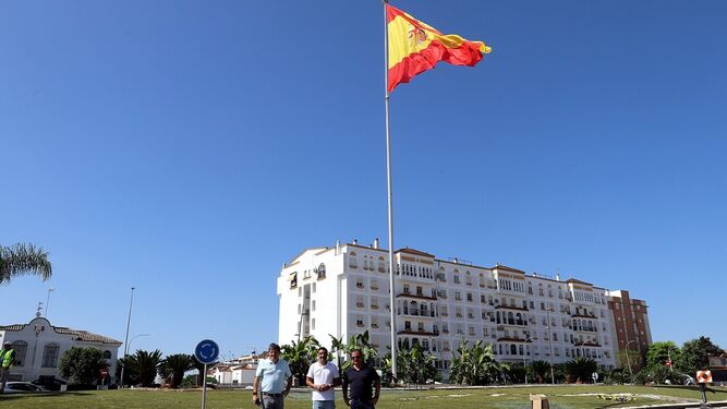 Bandera gigante de España instalada en la avenida Adolfo Suárez de Jerez