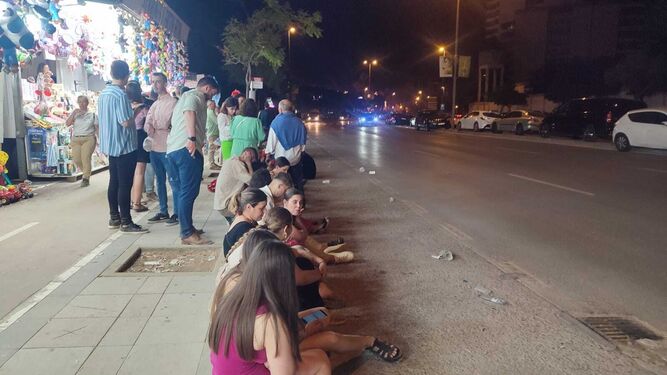 Usuarios del Jerez rural esperando 'tirados' por el autobús de la 01:00 horas y que esperaron al último de las 02.00 horas.