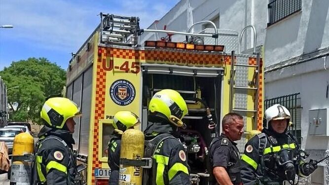 Los bomberos, tras el incendio en una vivienda de Jerez