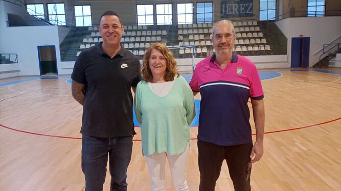 José Antonio Martín Peci, Antonia Beltrán, presidenta del club, y Miguel Ángel Gallardo, vicepresidente.