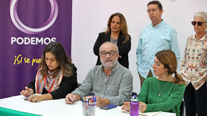 Integrantes de Podemos, con el candidato Manuel Guerrero en el centro de la imagen.