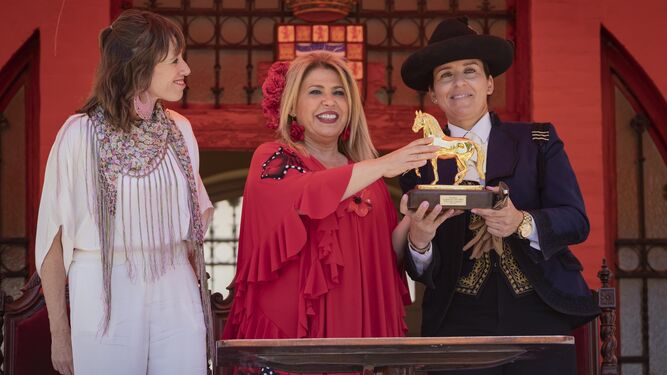 Belén Bautista, recibiendo el Caballo de Oro 2022 de Mamen Sánchez y Laura Álvarez.