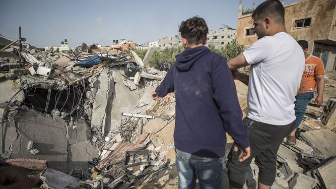 Palestinos observan la casa destruida de la familia Abu Taha por un bombardeo israelí en Beit Lahia.