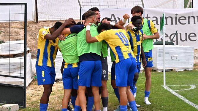 Los jugadores del Cádiz Mirandilla se abrazan tras el gol de Nico jr. en El Maulí.