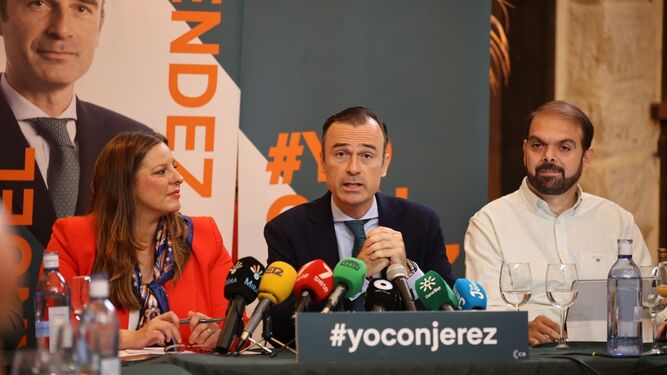 El candidato de Ciudadanos, Manuel Méndez, con Estefanía Brazo y Francisco Javier Zuasti.