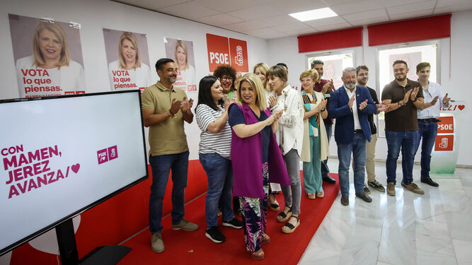 Mamen Sánchez junto a integrantes de la lista electoral del PSOE, en la sede del partido.