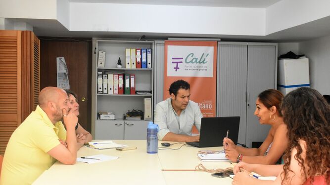 Raúl Ruiz-Berdejo y Kika González, número 1 y 2 de La Confluencia, en la reunión con miembros de Secretariado gitano.