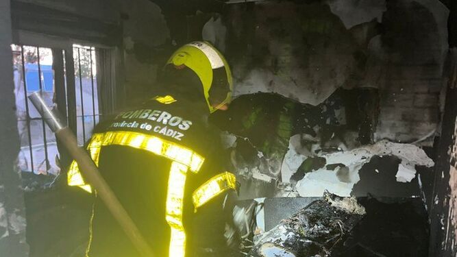 Uno de los bomberos en la vivienda unifamiliar en la que se registró el incendio en Jerez