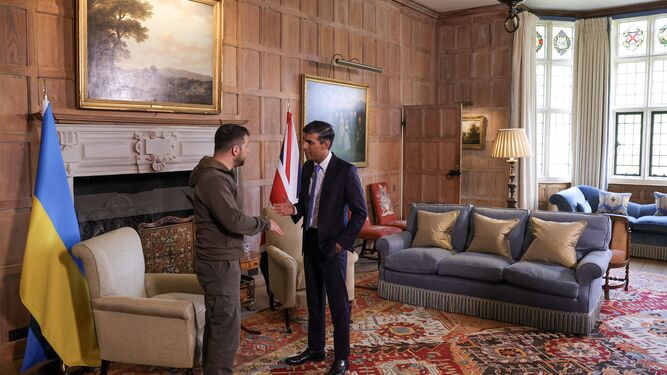 Imagen proporcionada por la oficina del primer ministro británico, Rishi Sunak, de su encuentro con el presidente ucraniano, Volodimir Zelenski.