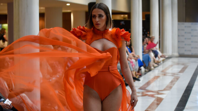 Uno de los diseños vistos en el desfile de moda andaluza de CaixaBank.