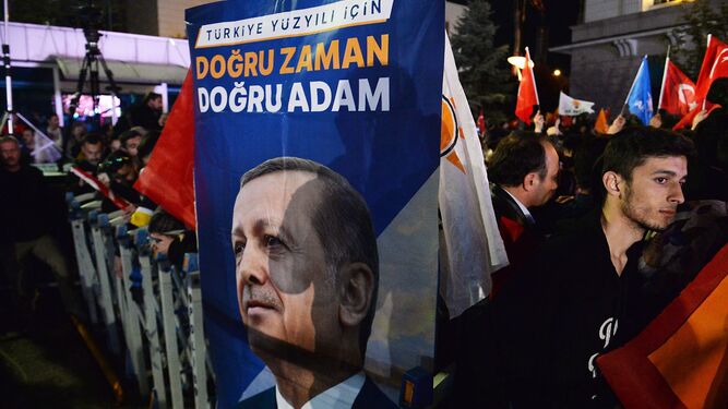 Seguidores del presidente turco, Recep Tayyip Erdogan, con carteles con su imagen.