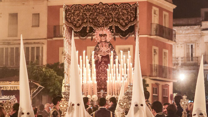El paso de palio de María Santísima de la Esperanza en la Madrugada.