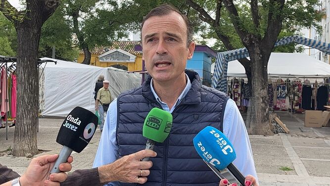 Manuel Méndez, candidato de Ciudadanos Jerez, en el Mercado de la Plata.