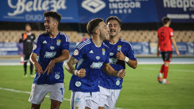 Álvaro Cascajo celebra su gol al Ayamonte junto a Iván Navarro y Joseliyo.