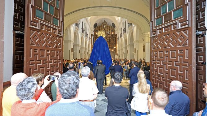 La Virgen de la Esperanza recorriendo la nave central de la iglesia.