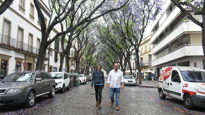 Kika González y Raúl Ruiz-Berdejo, en la calle Porvera.