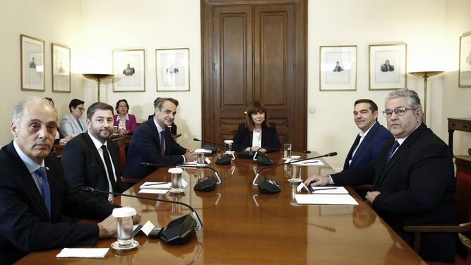 Los líderes políticos griegos asisten a un reunión para conformar un Gobierno tras las elecciones.