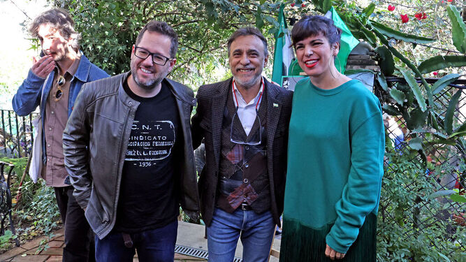Carlos Fernández, acompañado por José Ignacio García y Teresa Rodríguez, durante la presentación de la candidatura de Adelante Andalucía en Jerez.