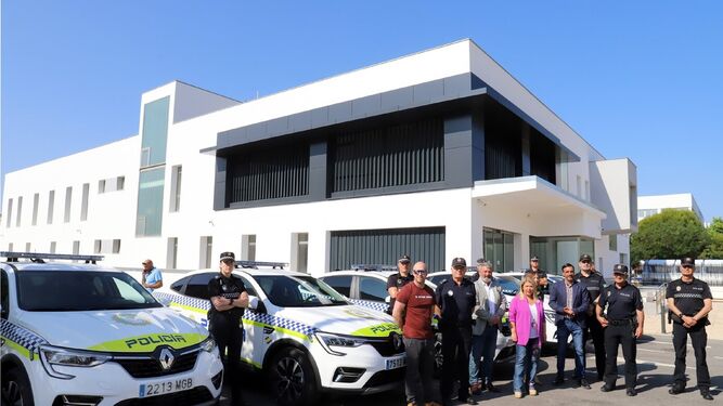 La alcaldesa, técnicos municipales, cargos del Gobierno y agentes durante la visita a la nueva jefatura de la Policía Local de Jerez