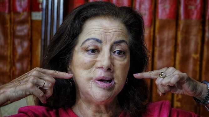 Carmen Castañeda muestra las cicatrices en su rostro.