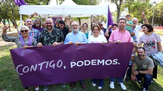 Integrantes de Podemos, con su candidato en el centro, en el cierre de campaña en el parque del Retiro.