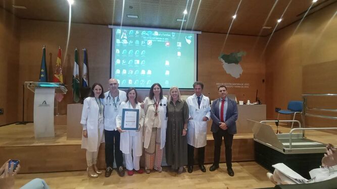 El equipo Medicina Interna del Hospital de Jerez con el certificado de calidad