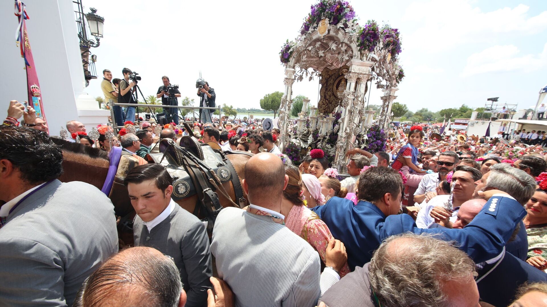 La Hermandad del Roc&iacute;o de Jerez se presenta ante la Virgen