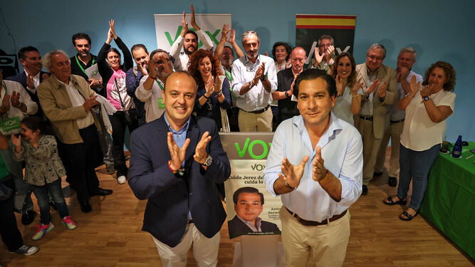 Antonio Fernández e Ignacio Soto, junto a sus colaboradores de Vox Jerez.