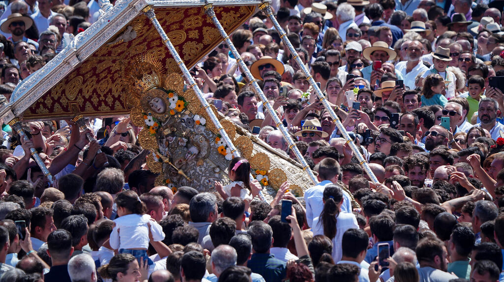 Procesi&oacute;n de la Virgen del Roc&iacute;o y emocionante visita a la Hermandad de Jerez