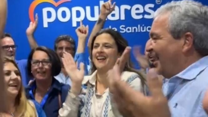 La candidata del PP a la Alcaldía, Carmen Pérez, celebrando la victoria de su partido en la noche electoral.