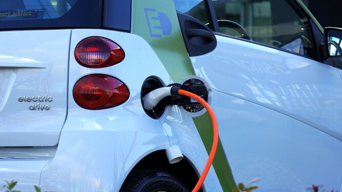 Recarga energética de un coche eléctrico.