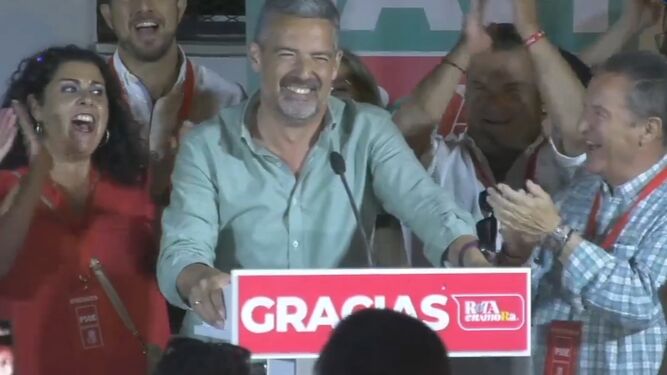 El candidato del PSOE y actual alcalde de Rota, Javier Ruiz, en la noche electoral.