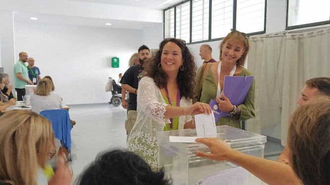 Ana Rojas, responsable de Podemos San Fernando, en el momento de su votación.