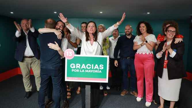 Patricia Cavada, arropada por los miembros de la candidatura del PSOE de San Fernando, celebra los resultados del 28M.